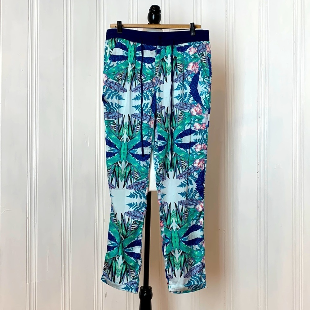 Silky and flowy TRISTAN tropical pants